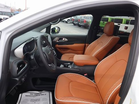 New 2026 Chrysler Pacifica Pinnacle image 6