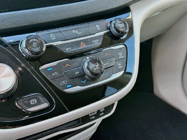 Used 2018 Chrysler Pacifica Touring-L w/ Tire & Wheel Group FWD image 15
