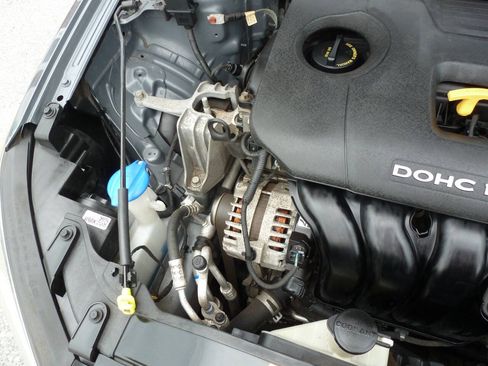 Used 2018 Hyundai Elantra SE FWD image 36