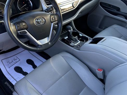Used 2017 Toyota Highlander XLE image 19
