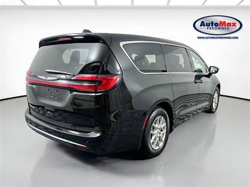 Used 2024 Chrysler Pacifica Touring-L image 2