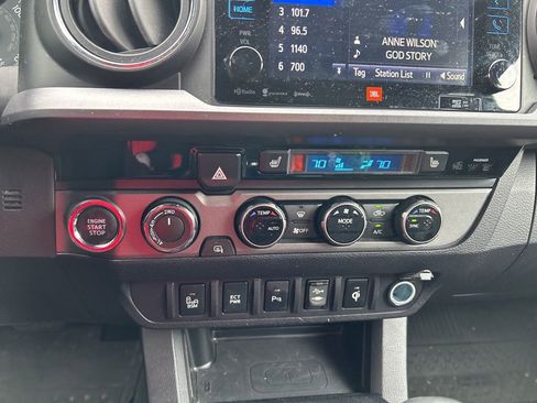 Used 2017 Toyota Tacoma TRD Sport AWD/4WD image 29