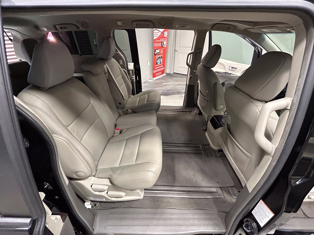 Used 2017 Toyota Sienna XLE FWD image 46