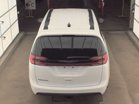 Used 2024 Chrysler Pacifica Touring-L w/ Road Tripper Package FWD image 5