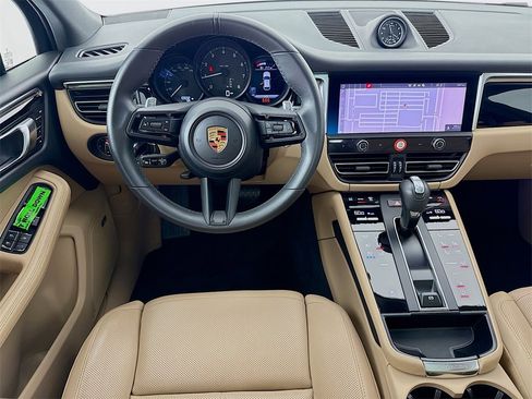 Used 2025 Porsche Macan image 25