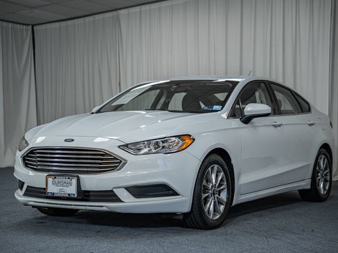 Used 2017 Ford Fusion SE FWD image 3