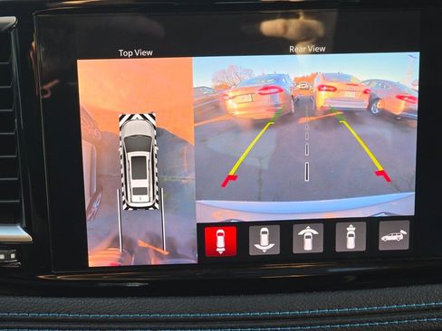 Used 2021 Chrysler Pacifica Touring-L image 14