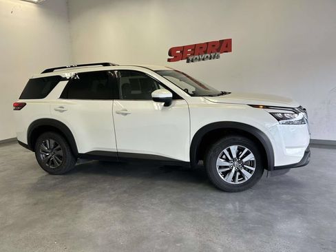 Used 2024 Nissan Pathfinder SV FWD image 2