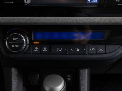 Used 2015 Toyota Corolla LE image 36