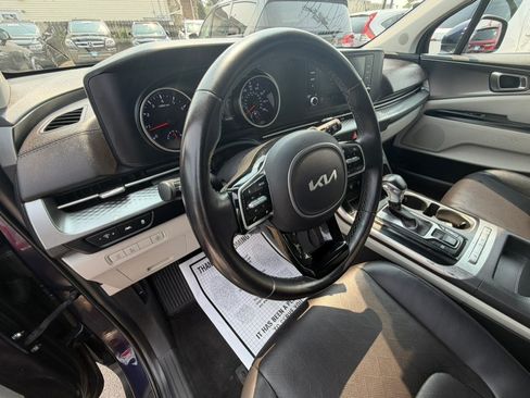 Used 2022 Kia Carnival LX FWD image 10