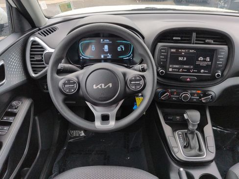 Used 2025 Kia Soul LX w/ LX Technology Package FWD image 16