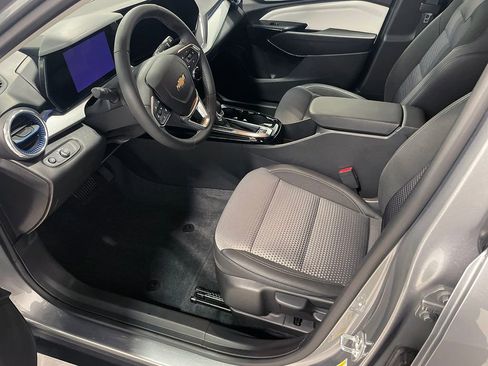 Used 2025 Chevrolet Trax LT w/ LT Convenience Package image 3