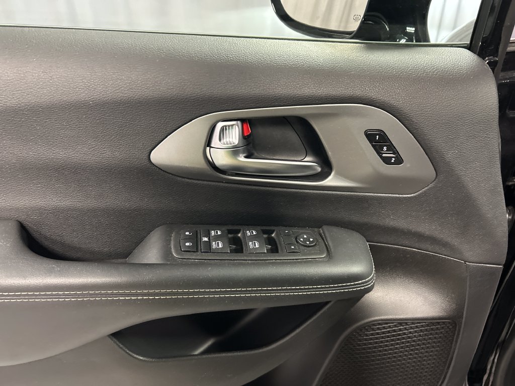 Used 2025 Chrysler Pacifica Select w/ Uconnect Theater Family Group FWD image 14