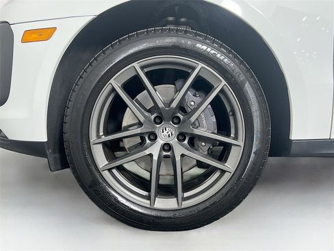 Certified 2024 Porsche Macan Turbo image 33