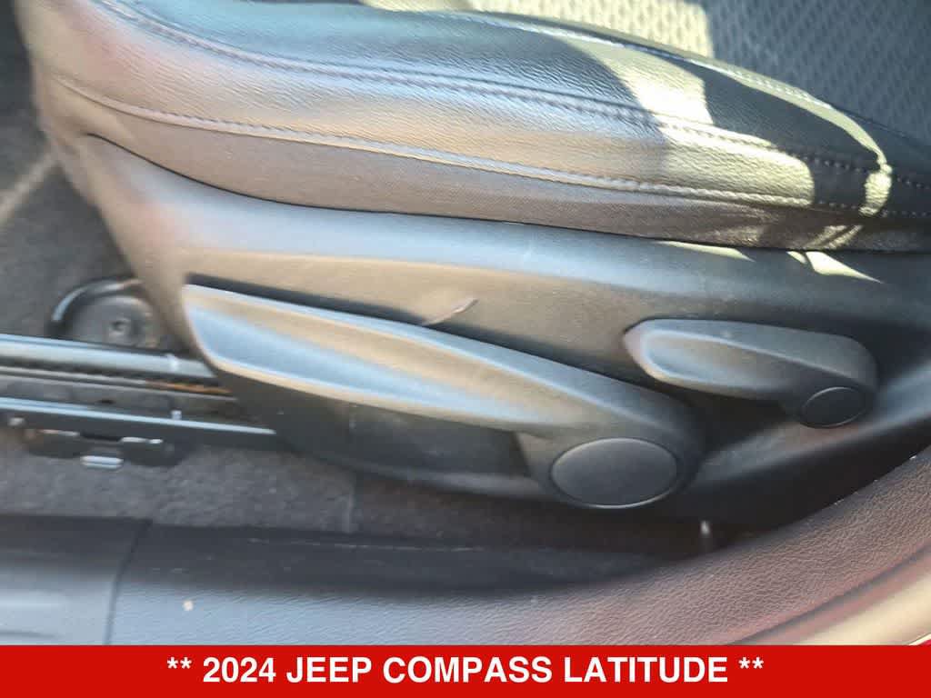 Used 2024 Jeep Compass Latitude AWD/4WD image 17