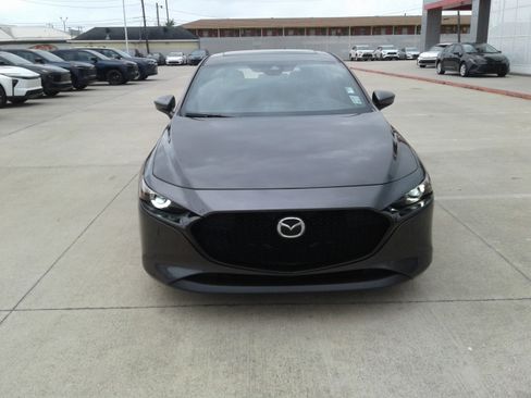 Used 2019 MAZDA MAZDA3 Hatchback w/ Premium Package FWD image 2
