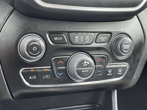 Used 2022 Jeep Cherokee Latitude Lux w/ Sun & Sound Group AWD/4WD image 39