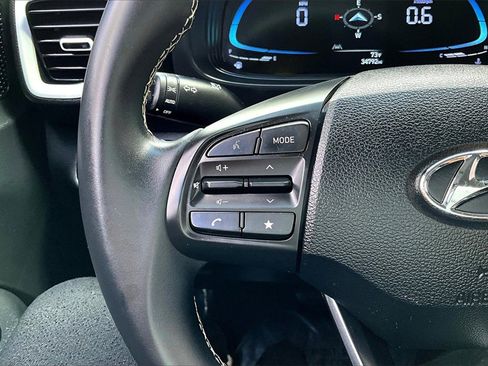 Used 2023 Hyundai Venue Limited image 17