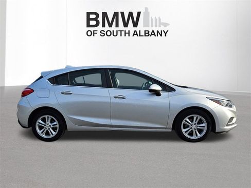 Used 2018 Chevrolet Cruze LT w/ Convenience Package image 3