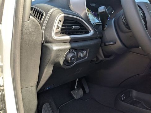 New 2026 Chrysler Pacifica Select image 16