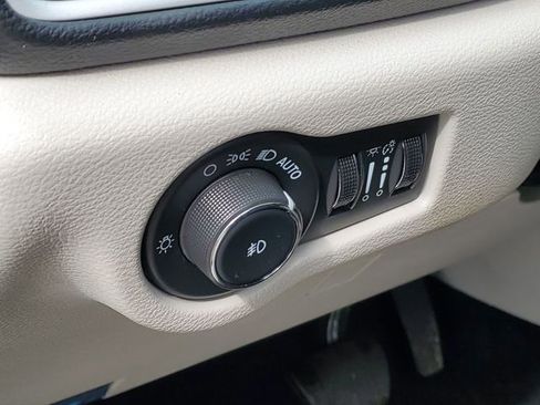 Used 2024 Chrysler Pacifica Touring-L FWD image 10