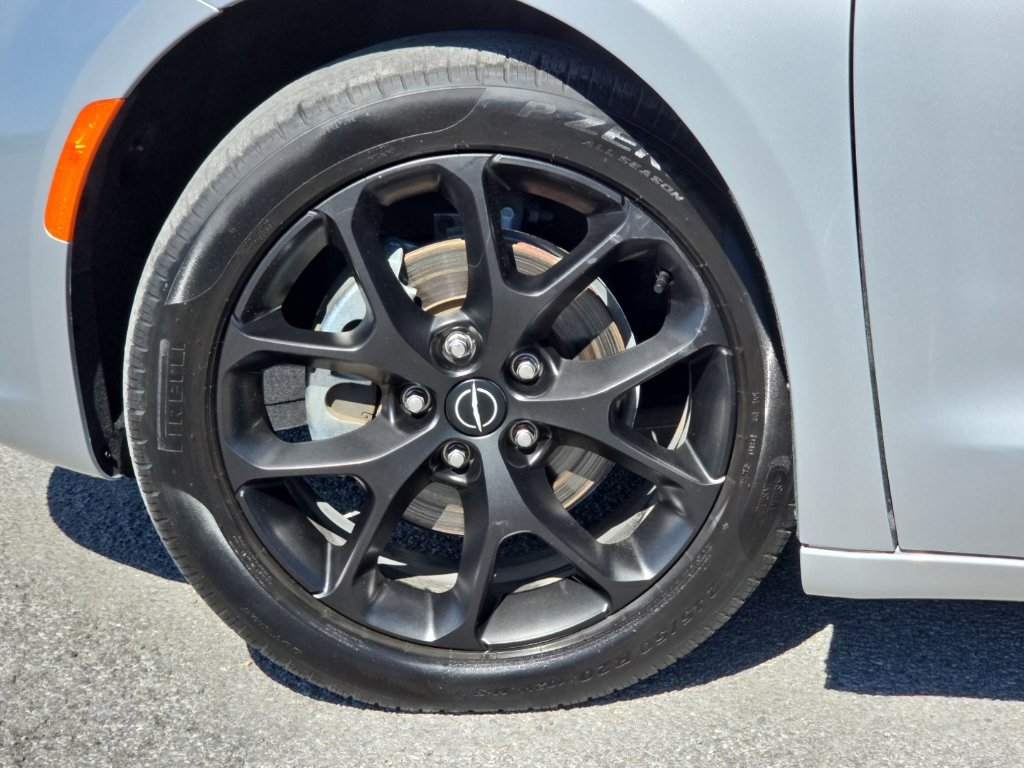 Certified 2026 Chrysler Pacifica Limited w/ S Appearance Package FWD image 10