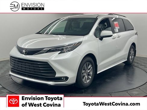 Used 2026 Toyota Sienna XLE FWD image 1