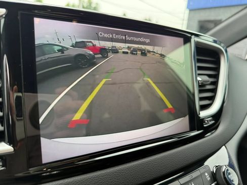 Used 2025 Chrysler Pacifica Select FWD image 22