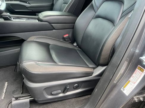 Used 2025 Nissan Pathfinder SL FWD image 7