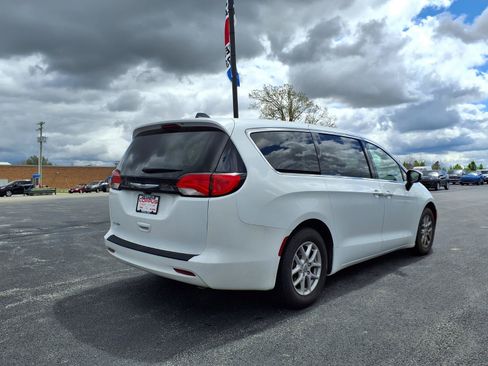 Used 2022 Chrysler Voyager LX FWD image 6