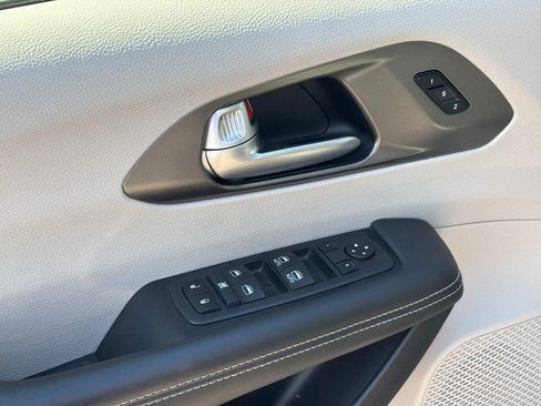 Used 2024 Chrysler Pacifica Touring-L FWD image 19