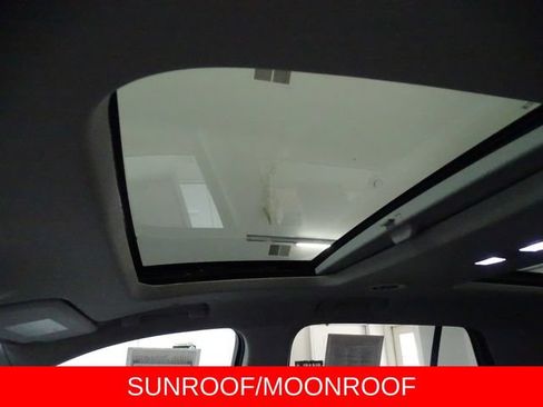 Used 2019 Chevrolet Traverse LT w/ LT Premium Package AWD/4WD image 11