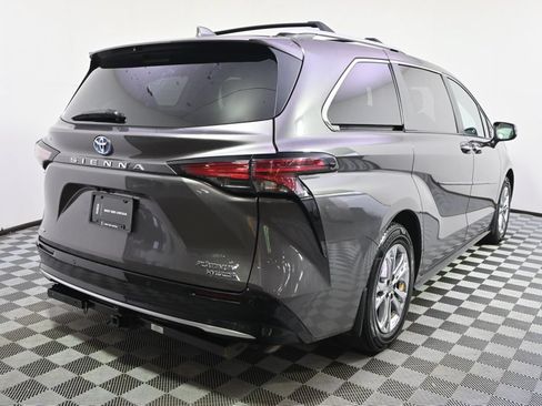 Used 2023 Toyota Sienna Platinum AWD/4WD image 6