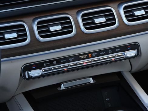 Used 2024 Mercedes-Benz GLS 450 4MATIC image 21