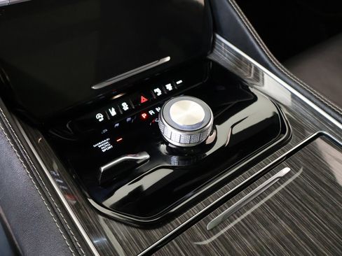 Used 2022 Jeep Wagoneer Series II w/ Premium Group I AWD/4WD image 9