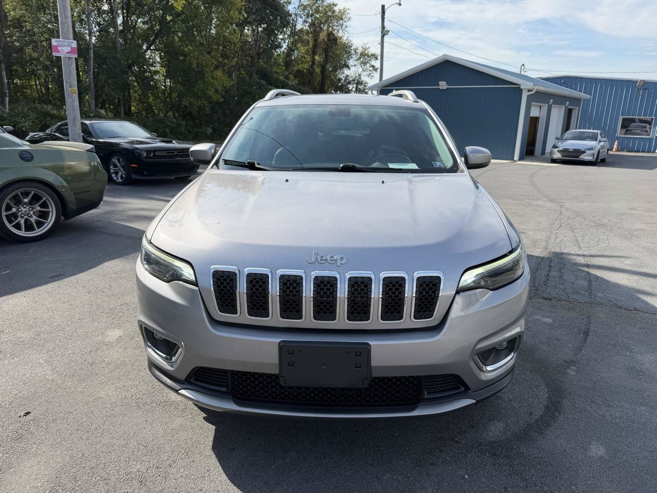 Used 2019 Jeep Cherokee Limited AWD/4WD image 2