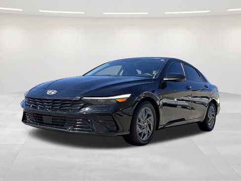 Used 2024 Hyundai Elantra SEL image 1