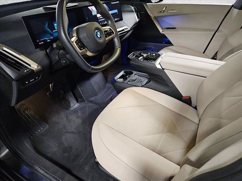 Used 2024 BMW iX xDrive50 w/ Premium Package AWD/4WD image 10