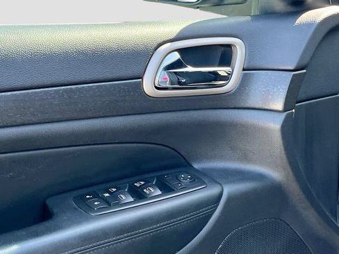 Used 2017 Jeep Grand Cherokee Laredo AWD/4WD image 17