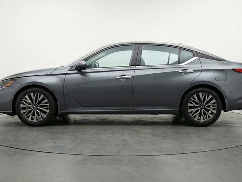 Used 2025 Nissan Altima 2.5 SV FWD image 5