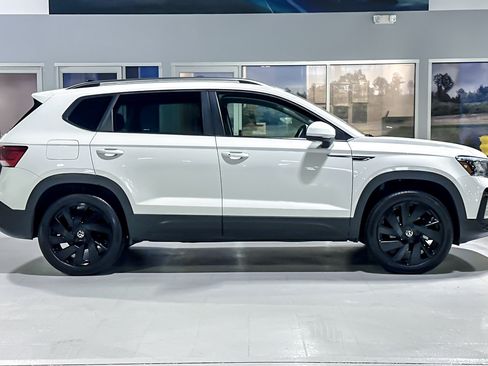 Used 2024 Volkswagen Taos SE w/ Black Wheel Plus Package AWD/4WD image 7