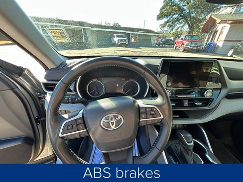 Used 2023 Toyota Highlander XLE image 32