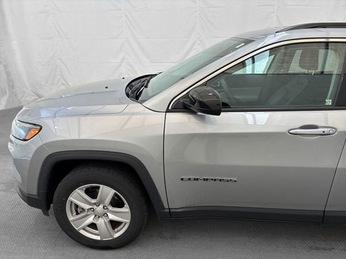 Used 2022 Jeep Compass Latitude FWD image 3