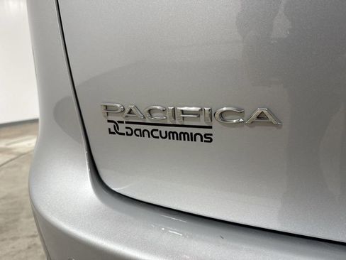 Used 2024 Chrysler Pacifica Touring-L FWD image 25