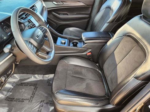 Used 2023 Jeep Grand Cherokee L Laredo image 17