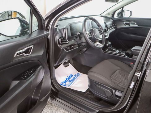 Used 2024 Kia Sportage LX image 3