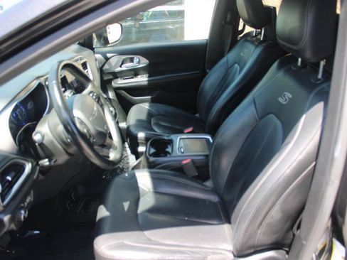Used 2018 Chrysler Pacifica Touring-L Plus w/ S Appearance Package FWD image 9