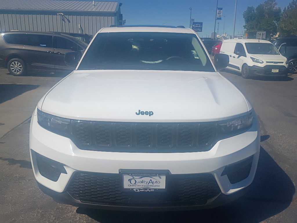 Used 2023 Jeep Grand Cherokee Limited w/ Black Appearance Package AWD/4WD image 3