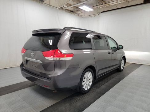 Used 2014 Toyota Sienna XLE image 5