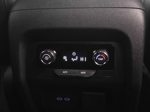 Used 2024 Chevrolet Traverse LT FWD image 17